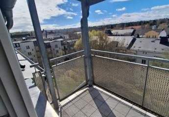 Gemütliche DG 3-Zimmer mit Laminat, Balkon und Wannenbad in ruhiger Lage! EBK mgl.