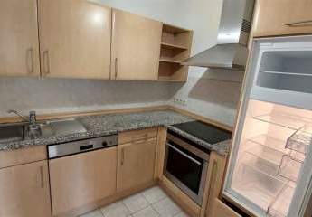 Großzügige und vermietete 2-Zimmer mit Wannenbad, Balkon, Aufzug, Tiefgarage und EBK