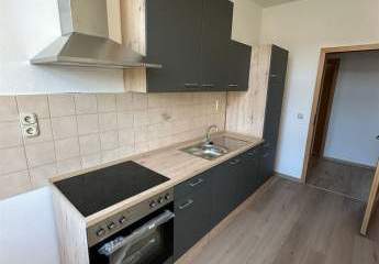 Neue Einbauküche! Große 3-Zimmer mit neuem Laminat und Wannenbad in guter Lage!