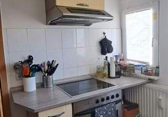 * Großzügige DG 2-Zimmer mit Wanne, EBK und Laminat in traumhafter Lage! * Garten mgl.!