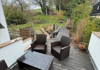 3-Zi. mit Laminat, Küchenofen, Terrasse, Kachelofen und offener Küche in zentraler Lage!