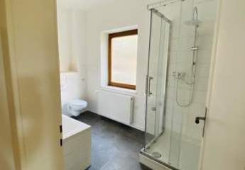2-Zimmer mit neuem Laminat, neuem Bad mit Wanne und Dusche und in zentraler Lage!