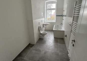 Zweitbezug nach San.! Kompakte 3-Zi mit EBK, Laminat, offener Küche und Wanne