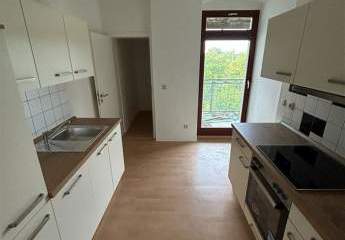 Großzügige 3-Zimmer mit Einbauküche, Balkon, Wannenbad und Laminat in zentraler Lage! SP mgl.