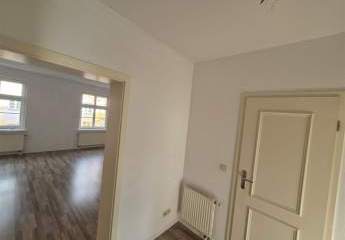 Kompakte 2-Zimmer mit Einbauküche, Laminat und Wannenbad in guter Lage