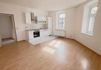 Gemütliche 2-Zimmer mit Laminat, Wanne und EBK in guter Lage