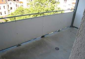 Große 2-Zimmer mit Laminat, Wannenbad, Stellplatz und Balkon in ruhiger Lage! EBK mgl.