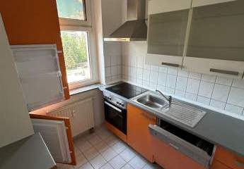 Gemütliche und vermietete DG 2-Zimmer mit Laminat und EBK in guter Lage