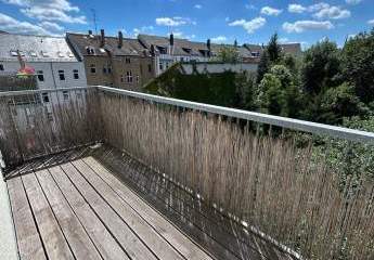 Großzügige und vermietete 2-Zi. mit Laminat, Balkon, EBK und Wanne in zentraler Lage