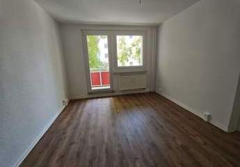 Neu renoviert! Helle 3-Zi. mit Balkon, Wanne & Laminat in ruhiger Lage!