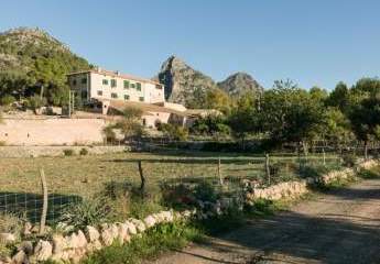 Mallorquinische Finca mit Blick über die Bucht von Palma