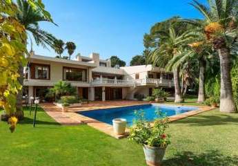 Villa mit Pool und Blick auf den Golfplatz in Son Vida