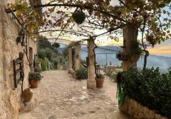 Steinfinca mit Panoramablick auf die Berge zu verkaufen in Fornalutx, Mallorca