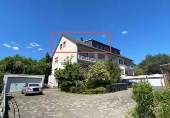 WRS Immobilien - Frisch renovierte 3 Zimmer Dachgeschosswohnung in Feldrandlage von Rockenberg