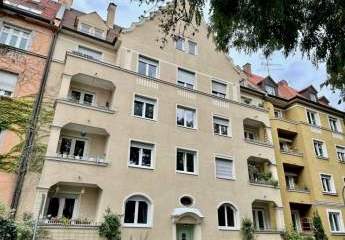 Kernsanierte 94m² - 2,5 ZKB-Altbauwohnung mit EBK und Balkon in guter Innenstadtlage