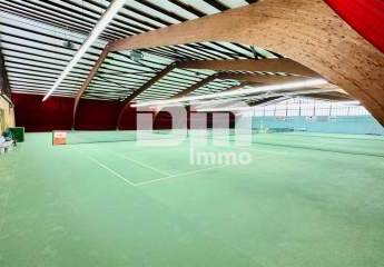 Imposante Tennishalle/ Komplex mit Gastronomie und Wohneinheit auf großem Grundstück