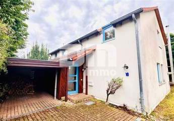 Schönes modern geschnittenes Einfamilienhaus mit Garage, Terrasse und großem Grundstück