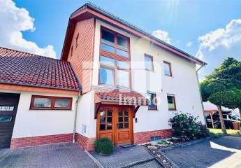 Zwei- bis Dreifamilienhaus + Großes Nebengebäude / Halle in gesuchter Lage