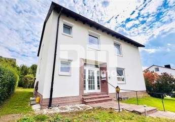 Umfangreich saniertes Einfamilienhaus mit Garage + PV Anlage auf großem Grundstück
