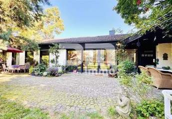 Einfamilienhaus im Bungalow-Stil + Nutzflächen / Pool / Terrasse auf riesigem Traumgrundstück