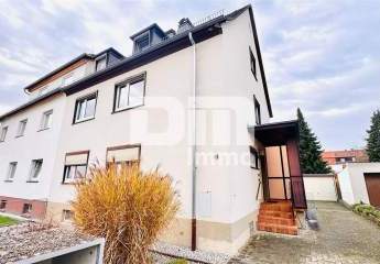 Solides Ein- bis Dreifamilienhaus + zwei Garagen mit großem Grundstück in Traumlage