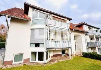 Schöne Dachgeschosswohnung mit umfangreicher Ausstattung, zwei Balkonen und Stellplatz