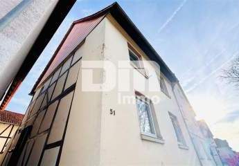 Geplegtes Einfamilienhaus mit 2 Nebengebäuden, Garten und überdachtem Freisitz