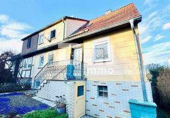 Schöne Doppelhaushälfte mit Nebengebäude, Garage und angelegtem Gartenbereich