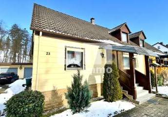 Modernisierte DHH mit Doppelgarage und 2x Carport in Traumlage inkl. Bachlauf