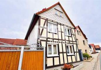 Solides Fachwerkhaus mit Nebengebäude in idyllischer Lage mit Garten und Garage