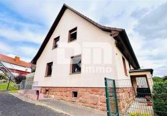 Helle Dreizimmerwohnung mit Terrasse + Stellplatz in saniertem Zweifamilienhaus