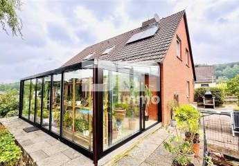Modernisiertes Einfamilienhaus mit Einliegerwohnung, Wintergarten, Sauna und 2 Garagen