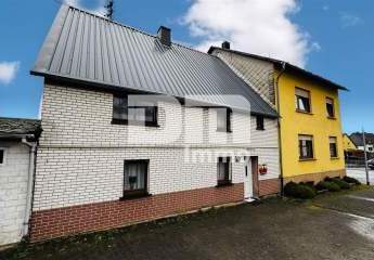 Wohnhausensemble auf großem Grundstück mit Nebengebäuden als langfristige Kapitalanlage