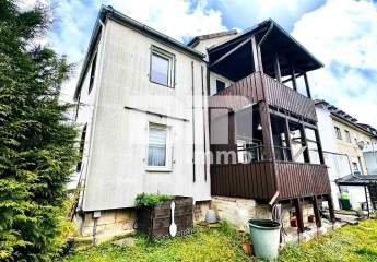 Schönes Ein- bis Zweifamilienhaus mit Gartenbereich, Terrasse + Balkon und Doppelgarage