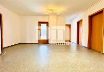 Schöne zentral gelegenes Büro mit drei Balkonen und Tiefgaragenstellplatz