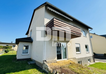 Gepflegtes Ein / Zweifamilienhaus mit Doppelgarage in begehrter Ortsrandlage von Zierenberg