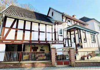 Charmantes Raumwunder in Birkenfelde: Historisches Fachwerk trifft auf solide Moderne