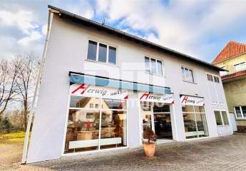 Laden-/Büro-/Lagerkomplex 
mit 300 m² Nutzfläche auf großem Grundstück und Parkflächen