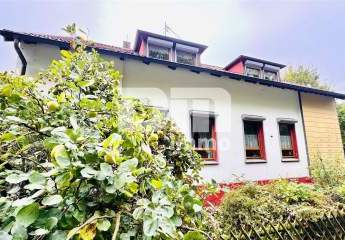 Modernisiertes Einfamilienhaus auf riesigem Grundstück mit Carport und Nebengebäude