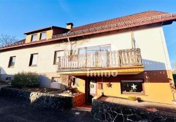 Ein-bis Zweifamilienhaus mit Anbauten auf 1.250 m² Traumgrundstück mit Panoramablick