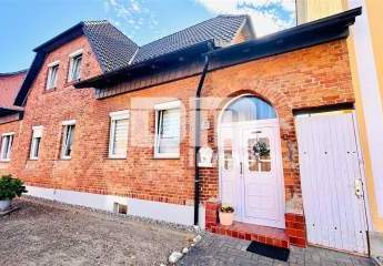 Solides Ein- bis Zweifamilienhaus mit großer Terrasse, Nebengebäude und opulenten Gartenbereich