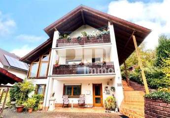 Einfamilienhaus mit Einliegerwohnung in Traumlage mit Terrasse, Naturgarten und Garage