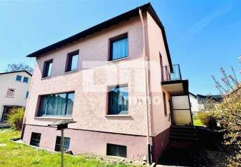 Zeitlose Eleganz trifft Moderne: Modernisiertes Einfamilienhaus mit großem Garten und Garage