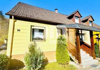 Modernisierte DHH mit Doppelgarage und 2x Carport in Traumlage inkl. Bachlauf