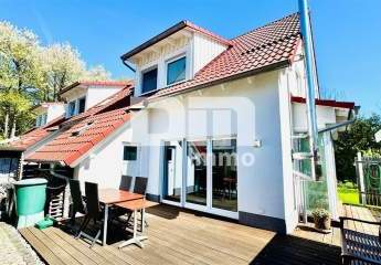 Modernes Familienglück nahe KfW 55-Standard mit Terrasse, Carport und Parkplatz