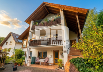 Einfamilienhaus mit Einliegerwohnung in Traumlage mit Terrasse, Naturgarten und Garage