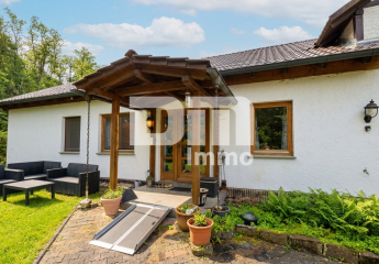 Altengerechtes Wohnen mit Charme: Großzügiger Bungalow auf großem Grundstück + Nebengebäude