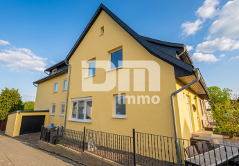 Vielseitiges Immobilien-Ensemble mit 2 modernisierten Haushälften + Carport und Garten/Terrasse