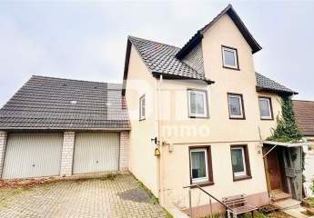 (R)eserviert!Sanierungsbedürftiges Einfamilienhaus + Doppelgarage in gesuchter Lage
