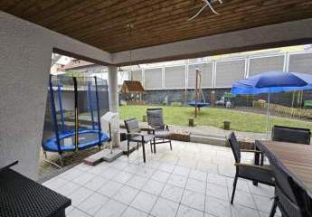Teilsaniertes, freistehendes Zweifamilienhaus mit Garten und 2 Garagen